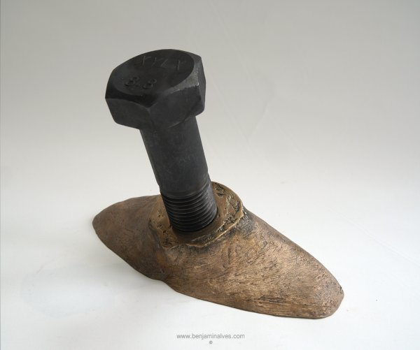 Bronze sculpture "Screw" front view